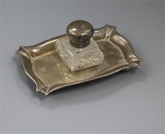 An Edwardian silver inkstand, William Hair Hasseler, Birmingham, 1905, 14.1cm.